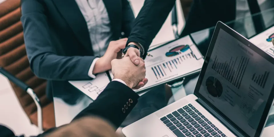 Zdobądź Certyfikat: Jak Kurs Audytora Energetycznego Otwiera Drzwi do Karier w Zielonej Energetyce